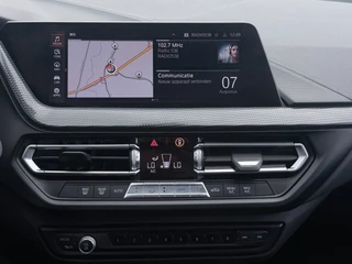 BMW 1-serie 118i Executive Edition | Carplay | PDC | Navi | Sportstuur / 20