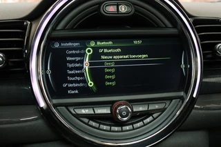 MINI Clubman Cooper Serious Business / Navigatiesysteem Professional / Panoramadak / Harman Kardon / Climate Control / 17 Inch / LED-koplampen / Parkeersensoren / Cruise Control / Lichtpakket / 31