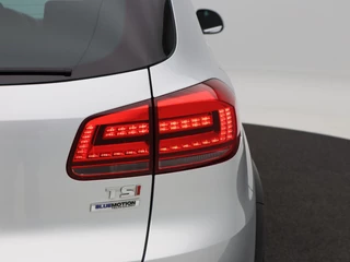 Volkswagen Tiguan 1.4 TSi R-Line Edition 125 Pk | Panoramadak | Trekhaak | Camera | Cruise Control | Climatronic | Navigatie | 18 Inch / 14