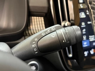Volvo XC40 1.5 T3 R-Design | Pano | Winterpakket | Elektr voorstoelen+memory | Camera | Carplay / 40