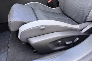 Opel Astra Electric 54 kWh Business Edition | 18" LM-Velgen | Black Pakket | Privat Glass | AGR Stoelen | Camera | Navigatie | Winter pakket | / 18