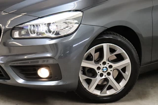 BMW 2 Series Active Tourer 218i Executive Automaat  / Trekhaak / Parkeersensoren / Stoelverwarming / Navigatie / Cruise Control / Bluetooth / Climate Control / LED / Sportstoelen / Multifunctioneel Stuurwiel / 17 Inch / 9