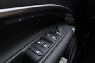 Fiat 600 1.2 Turbo 145pk Hybrid Automaat Sport | DEMO | Tot 8 jaar garantie | Navigatie | Achteruitrijcamera | Elektrische achterklep | LED Matrix koplampen | Sportief interieur | 18" Lichtmetalen velgen | Zwart dak / 23