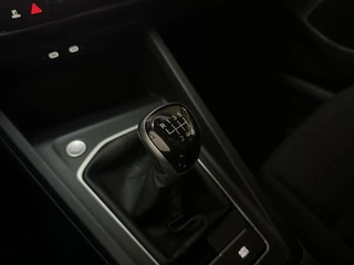 Volkswagen Golf 1.0 TSI 110pk Life Sfeerverlichting Navigatie Camera App-Connect / 28