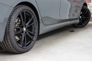 BMW 3 Serie Sedan 320i High Executive M Sport Pakket Automaat  / Live Cockpit Professional / Schuif-/kanteldak / Achteruitrijcamera / Stoelverwarming / DAB / Shadow Line / Apple CarPlay / LED / 19 Inch / Extra Getint Glas / 7