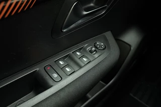Peugeot 208 1.2 PureTech 100pk Active Pack | Navigatie | Airco | Bluetooth | Cruise control | DAB | Lichtmetalen velgen | lage KM-stand / 17