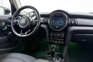 MINI 5-Deurs 1.5 Cooper 60 Years Edition Automaat | Navigatie | Climate control | Parkeersensoren |5 Deurs | Lichtmetalen velgen black | Keyless / 30