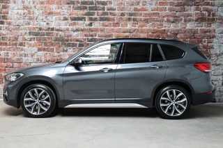 BMW X1 sDrive20i High Executive xLine Automaat  / Navigatiesysteem Plus / Trekhaak / Achteruitrijcamera / Leder / Head-Up Display / 19 Inch / Adaptieve LED-koplampen / Hifi / Sportstoelen / DAB / Stoelverwarming / Extra Getint Glas / Lichtpakket / 4