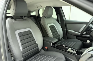 Citroen C4 1.2 Hybrid 145pk Collection Verwarmde Voorruit l Stoelverwarming l Full-LED l TomTom Navigatie l Wireless Apple Carplay & Android Auto l Camera l Parkeersensoren l Lichtmetalen Velgen l Climate Control l Adaptive Cruise Control / 14