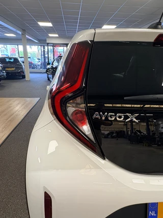 Toyota Aygo X 1.0 VVT-i MT first / apple /stoelverw /cruisec /camera/pdc/clima/boeken / 42