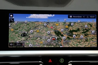 BMW 3 Serie Sedan 318i High Executive Luxury Line Automaat  / Live Cockpit Professional / Trekhaak / Stoelverwarming voor+achter / Achteruitrijcamera / Harman Kardon / Stuurverwarming / LED / Ambiance Verlichting / DAB / Sportstoelen / 21