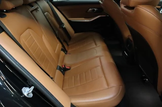 BMW 3 Serie Touring 320i High Executive M Sport Pakket Automaat  / Live Cockpit Professional / Leder / Achteruitrijcamera / DAB / Stoelverwarming / Hifi / Ambiance Verlichting / 18 Inch / LED / Chrome Line / Parkeersensoren voor+achter / Climate Control / 16