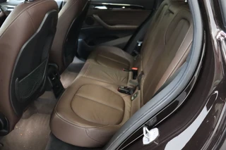 BMW X1 sDrive20i High Executive xLine Automaat  / Navigatiesysteem Plus / Trekhaak / Achteruitrijcamera / Leder / Head-Up Display / 18 Inch / 18 Inch / Stoelverwarming / Extra Getint Glas / Lichtpakket / 14