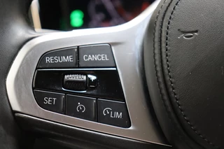 BMW 3 Serie Sedan 320i Executive Sport Line Automaat  / Live Cockpit Professional / M Sportstuurwiel / Shadow Line / 19 Inch / Climate Control / Sportstoelen / Bluetooth / Neerklapbare Achterbank / LED / Parkeersensoren voor+achter / 28