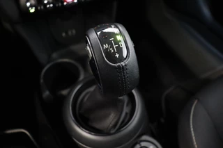 MINI Cooper Hatchback Pepper Business Automaat 3 deurs  / Navigatiesysteem / Cruise Control / Achteruitrijcamera / Comfort Access / Bluetooth / Climate Control / Lichtpakket / Parkeersensoren  / 16 Inch / Chrome Line / 20