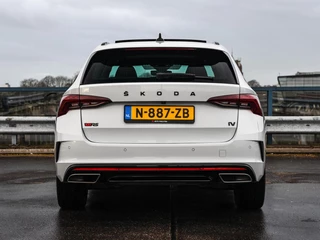 Skoda Octavia Combi 1.4 TSI RS iV PHEV Business 245 PK Panoramadak Matrix LED Camera Sfeerverlichting Stoelverwarming 19" / 6