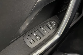 Peugeot 2008 1.2 PureTech 130pk Blue Lease Allure | Panorama Dak | DAB+ | Navigatie | Climate Control | Cruise Control | Achteruitrijcamera |LichtMetalen Velgen met All Seasonbanden / 18