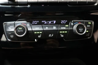 BMW X2 sDrive20i High Executive M Sport Pakket Automaat  / Navigatiesysteem Plus / Leder / Panoramadak / Stoelverwarming / LED / Harman Kardon / 19 Inch / Head-Up Display / Parkeersensoren voor+achter / Climate Control / Shadow Line / 26