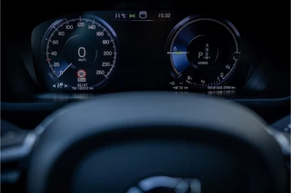 Volvo XC90 2.0 T8 AWD R-Design  Luchtvering Massage Stoelventilatie Head Up Panorama / 22