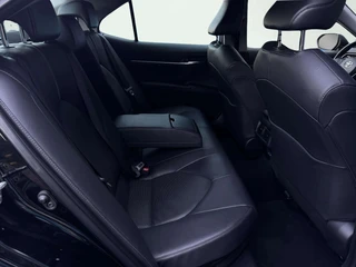 Toyota Camry 2.5 Hybrid Business Edition / 7