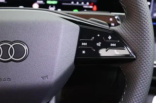 Audi Q3 1.5 272pk e-hybrid S edition Trekhaak Camera Keyless Panoramadak Stoelverwarming Virtual Cockpit Navigatie 2x S-Line / 22