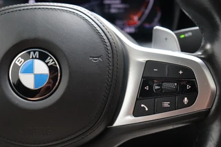 BMW 3 Serie Sedan 330i Executive M Sport Pakket Automaat  / Live Cockpit Professional / Schuif-/kanteldak / Sportstoelen / Achteruitrijcamera / Active Cruise Control met Stop en Go-functie / 19 Inch / Hifi / M Sportremsysteem / Leder / Shadow Line / Neerklapbare Achterbank / Extra Getint Glas / 32