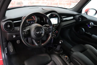 MINI Cooper Hatchback Chili Serious Business 3 deurs / Navigatiesysteem / Leder / John Cooper Works Exterieurpakket / Lichtpakket / Extra Getint Glas / Climate Control / Parkeersensoren / LED / Bluetooth / Cruise Control / Sportstoelen / 17 Inch / 13