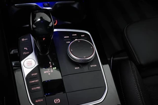 BMW 1-serie 118i Executive Edition | HALF LEDER | DAB | APPLE | DRAADLOZE LADER | CAMERA | 17" / 35