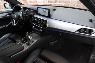 BMW 5 Series Touring 520i High Executive M Sport Pakket Automaat  / Navigatiesysteem Professional / Adaptieve LED-koplamp / Hifi / Climate Control / Parkeersensoren / Sfeerverlichting / Chrome Line / Sportstoelen / Cruise Control / Stoelverwarming / 16