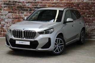 BMW X1 sDrive20i Executive M Sport Pakket Automaat  / Live Cockpit Professional / Shadow Line / Comfort Access / Head-Up Display / Adaptieve LED / 18 Inch / Parking Assistant Plus / Innovation Pack / Elektrisch Verstelbare Voorstoelen / Extra Getint Glas