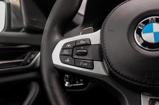 BMW 5-serie M550d xDrive High Executive | 2e eigenaar | Driving Assistant Plus | Innovation pakket | Stoelverwarming & -ventilatie | Stuurverwarming | Harman-kardon | 360 camera / 23