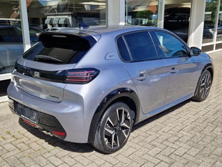 Peugeot 208 1.2 Hybrid 145 e-DCS6 GT | Massagestoel | Alcantara | Achteruitrijcamera | Apple Carplay/Android Auto | Stoelverwarming / 7
