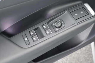 Volkswagen T-Roc 1.5 eTsi 150pk DSG R-Line First Edition Trekhaak Camera Keyless Stoelverwarming Virtual Cockpit Carplay / 16