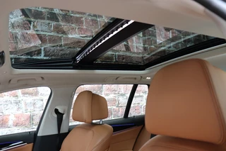 BMW 5 Series Touring 530i High Executive Luxury Line Automaat  / Navigatiesysteem Professional / Panoramadak / Trekhaak / Comfortstoelen / Driving Assistant Plus / Adaptieve LED-koplampen / Hifi / Stuurwielrand Verwarmd / Achteruitrijcamera / Head-Up Display / Stoelverwarming / 25