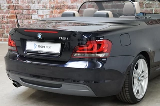 BMW 1 Series Cabrio 118i High Executive M Sport Pakket  / Navigatie Professional / Xenon / Leder / Hifi / Stoelverwarming / Climate Control / Lichtpakket / Windscherm / 18 Inch / Cruise Control / Bluetooth / 7