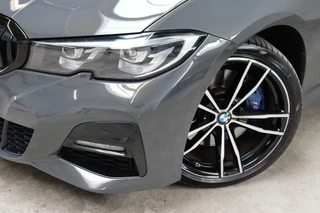 BMW 3 Serie Sedan 330i Executive M Sport Pakket Automaat  / Live Cockpit Professional / Schuif-/kanteldak / Sportstoelen / Achteruitrijcamera / Active Cruise Control met Stop en Go-functie / 19 Inch / Hifi / M Sportremsysteem / Leder / Shadow Line / Neerklapbare Achterbank / Extra Getint Glas / 8