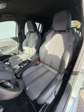 Peugeot 208 100pk GT (Camera - Keyless Entry - Parkeersensoren V+A - LED - Navigatie - Automatische Airco - Draadloos laden - Apple Carplay - 3D Cockpit) / 12