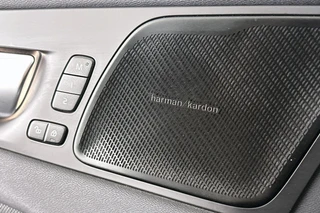 Volvo XC60 2.0 T6 Plug-in hybrid AWD R-Design Pano Trekhaak Harman Kardon Stoelverwarming 21" / 25