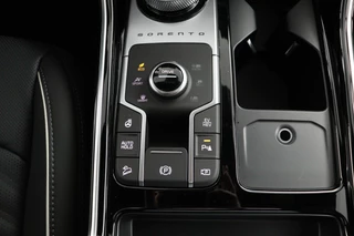 Kia Sorento 1.6 T-GDi Plug-in Hybrid 4WD ExecutiveLine 7p Nieuw en Direct leverbaar! - - Stoel/Stuurverwarming - 1700kg trekgewicht - Apple Carplay - Android Auto - Panorama Dak - - Fabrieksgarantie tot 2033 / 72