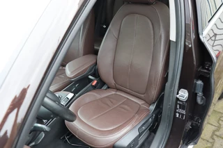 BMW X1 sDrive20i High Executive xLine Automaat  / Navigatiesysteem Plus / Trekhaak / Achteruitrijcamera / Leder / Head-Up Display / 18 Inch / 18 Inch / Stoelverwarming / Extra Getint Glas / Lichtpakket / 13