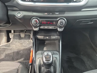 Kia Stonic 1.0 T-GDi MHEV DynamicPlusLine | Airco | Navi | Camera | LM Velgen | Privacy Glass | / 20
