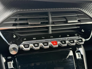 Peugeot e-2008 GT Pack 50 kWh 136PK Automaat Navigatie, Achteruitrijcamera, Keyless, Stoelverwarming, Adaptieve Cruise Control / 31