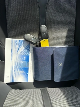 Peugeot 3008 1.2 PureTech Allure / 28