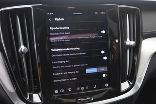 Volvo V60 B4 MHEV Ultimate Dark 197PK Pano l Harman l Leder l 360° | HUD | Winterpakket / 19