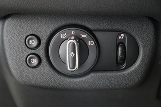 MINI Clubman Cooper S Chili Serious Business Automaat / Navigatiesysteem Professional / Panoramadak / Trekhaak / Leder / 19 Inch / Driving Assistant / Lichtpakket / Achteruitrijcamera / Climate Control / Harman Kardon / Stoelverwarming / 40