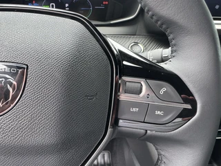 Peugeot e-2008 Envy EV 54kwh 156pk | Apple Carplay/Android Auto | Adaptieve Cruise Control | Lichtmetalen velgen 17 inch | Draadloos laden / 19