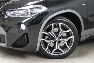 BMW X2 sDrive20i High Executive M Sport Pakket Automaat  / Navigatiesysteem Plus / Leder / Panoramadak / Stoelverwarming / LED / Harman Kardon / 19 Inch / Head-Up Display / Parkeersensoren voor+achter / Climate Control / Shadow Line / 9