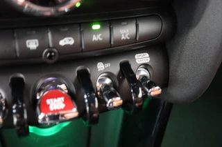 MINI Cooper S Cabrio Chili Automaat  / Navigatiesysteem / Leder / Climate Control / Harman Kardon / Parkeersensoren / LED / Sportstoelen / Windscherm / Cruise Control / 17 Inch / Lichtpakket / Bluetooth / 31