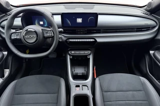 Fiat 600 1.2 Turbo 145pk Hybrid Automaat Sport | DEMO | Tot 8 jaar garantie | Navigatie | Achteruitrijcamera | Elektrische achterklep | LED Matrix koplampen | Sportief interieur | 18" Lichtmetalen velgen | Zwart dak / 19