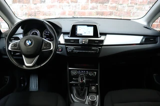 BMW 2 Serie Active Tourer 220i Executive Automaat  / Navigatiesysteem / Adaptieve LED koplampen / Hifi / Stoelverwarming / 16 Inch / Parkeersensoren voor+achter / Bluetooth / Cruise Control / Elektrische Achterklep / Verstelbare Achterbank / 15